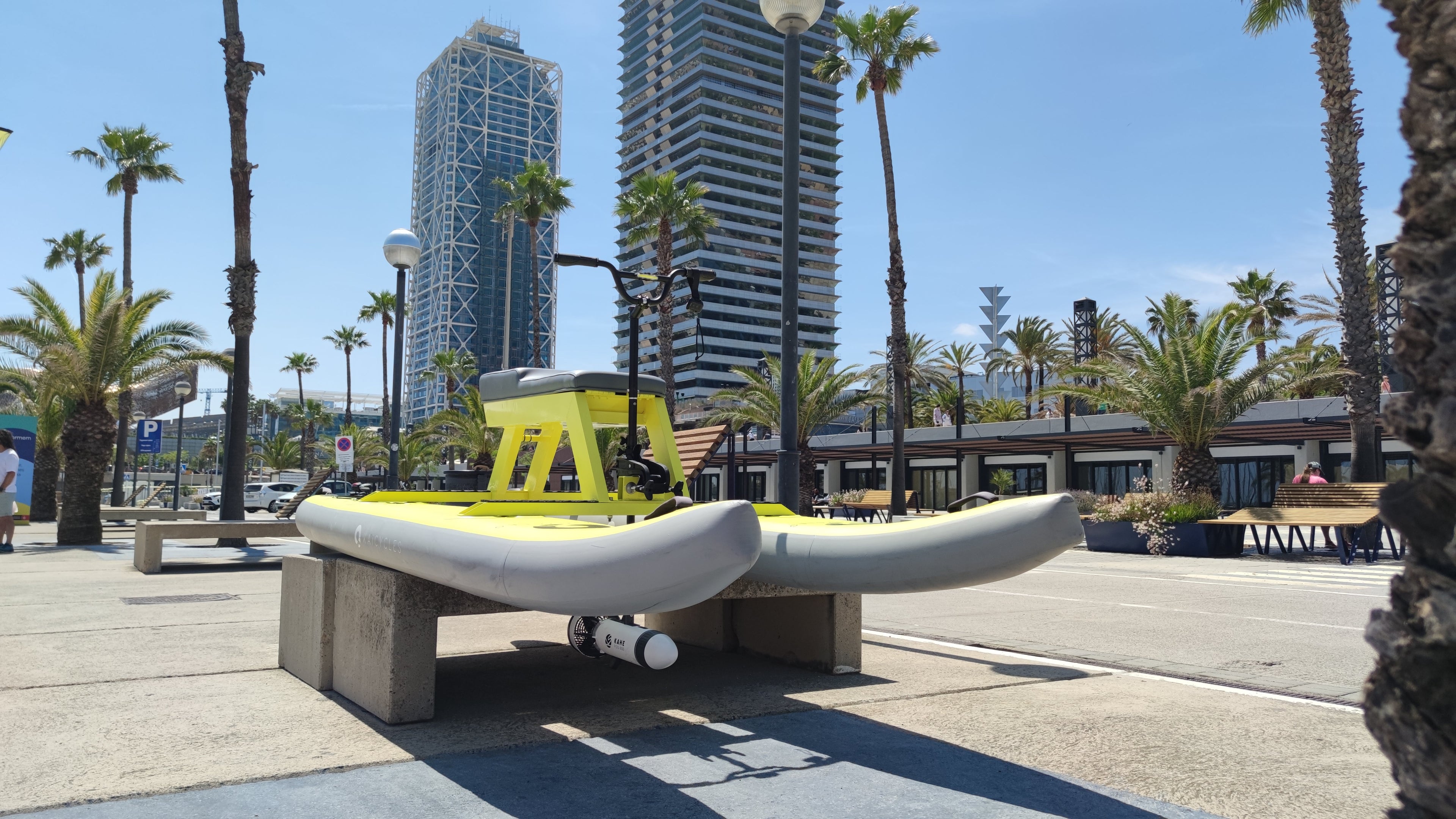 LUX KAHE POD 600 Battery Powered Pontoon, One to Two Rider Water eScooter